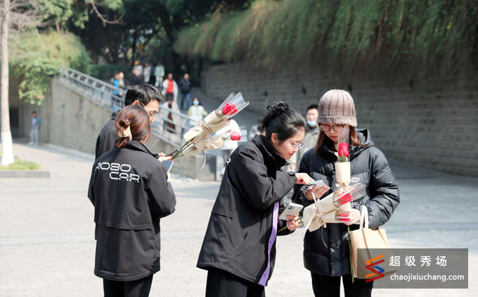 在成都 和汽车机器人交个朋友